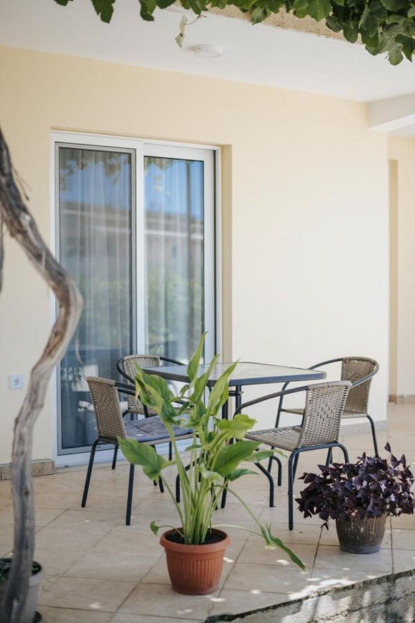 Olive Garden Apartment Bar Exterior photo